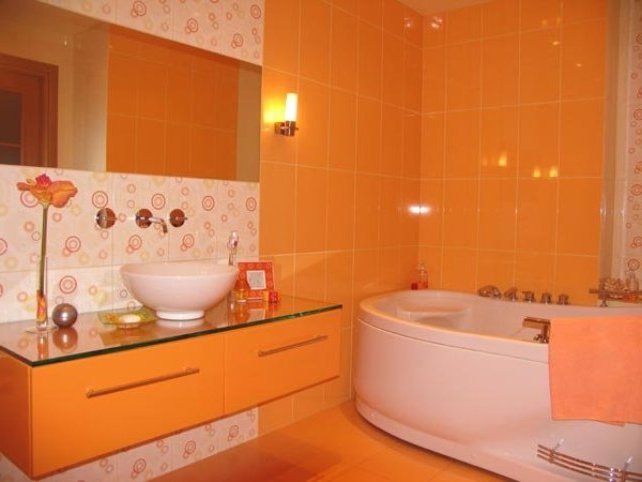 оранжевый цвет ванной комнаты